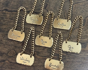 Etiquetas de latón para decantadores de licor - Juego de 7 etiquetas gruesas y pesadas, estampadas a mano en cadenas de latón - Etiquetas colgantes con nombre para bebidas alcohólicas / Accesorios para carritos de bar en casa