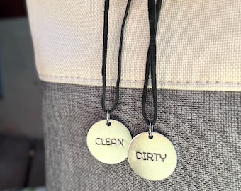 Etiquetas minimalistas para ropa limpia y sucia / Juego de 2 etiquetas metálicas plateadas sobre piel de ante / Decoración para organizar el cuarto de lavado y el baño