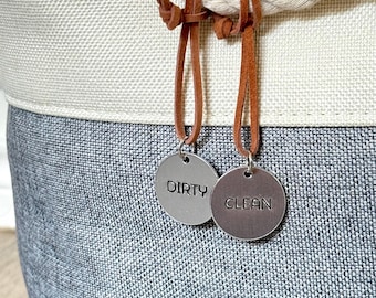 Etiquetas minimalistas para ropa limpia y sucia / Juego de 2 etiquetas metálicas plateadas sobre gamuza color canela / Organización para lavandería/baño