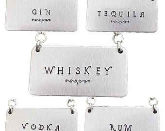 Conjunto de 5 etiquetas de decantador en color plateado / Rectángulo totalmente metálico en cadena de metal / Whisky, Tequila, Ginebra, Vodka, Ron