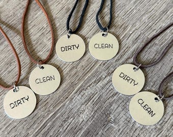 Etiquetas minimalistas para ropa limpia y sucia / Juego de 2 etiquetas metálicas plateadas sobre piel de ante / Decoración para organizar el cuarto de lavado y el baño