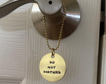Letrero colgante de latón con la palabra "No molestar" - Estampado a mano circular color dorado