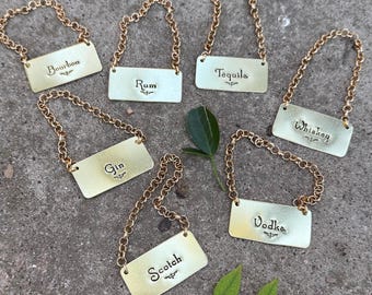 Juego de etiquetas de latón para decantadores de botellas (7 unidades), hechas a mano y estampadas a mano, etiquetas rectangulares doradas, identificadores de whisky para bares de licores.