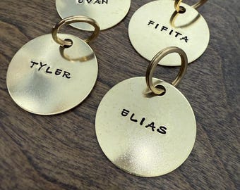 Etiquetas de nombre de latón personalizadas - Llaveros de color dorado con nombre y apellido - Etiquete sus cosas/pertenencias - Grabado en metal estampado a mano