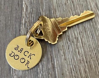 Etiqueta de llavero de latón para puerta trasera / Etiqueta de llave estilo vintage / Identificador de llave de latón estampado a mano / Identificador de llave personalizado / Etiqueta de identificación de llave