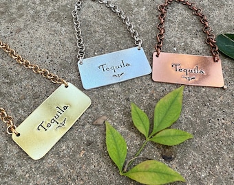 Etiquetas para decantadores / 7 opciones / Hechas a mano y estampadas a mano / Etiquetas rectangulares de metal plateado, dorado o cobre / Etiquetas para botellas de licorería