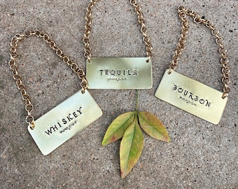 Etiquetas individuales para decantador / Color dorado / Etiquetas rectangulares de latón para grifo de barra y licor / Personalizadas, hechas a mano y estampadas a mano, etiqueta tu bebida
