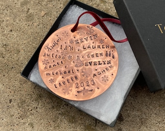 Adorno navideño personalizable con nombres de familia: cada miembro de la familia, 12 nombres, adorno de cobre estampado a mano, árbol genealógico personalizado