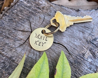 Etiqueta de llave de correo de oro - Marque las llaves de su buzón - Identificador de etiqueta de llave 100% latón - ID de llavero de metal - Apartado postal - Opción de número personalizado