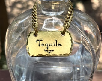 Etiqueta de latón para decantador de licor: elija entre 7 etiquetas gruesas y pesadas estampadas a mano en cadena de latón. Etiqueta colgante con nombre para licor. Accesorios para carrito de bar.