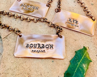 Etiquetas personalizadas para decantador en color bronce cobre / Hechas a mano / Estampadas a mano / Rectángulo de metal en cadena / Etiquetas personalizables para barra de licores