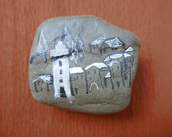 Bemalter Stein, kleine Stadt auf Strandstein, kleine Kunst auf Stein