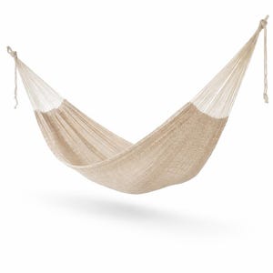 Puede incluir: Una hamaca beige tejida suspendida por cuerdas blanquecinas. La hamaca está hecha de un material tejido apretado, creando un espacio cómodo y relajante. Las cuerdas están anudadas en cada extremo para colgar. Ideal para la relajación al aire libre.