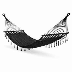 Puede incluir: Una hamaca negra con un diseño de red tejida, suspendida por cuerdas negras y barras de madera. La hamaca presenta borlas decorativas a lo largo de los bordes, creando una opción de asiento al aire libre relajante.