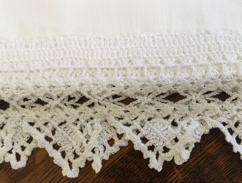 French Country Vintage Pillow Case Wide Crochet Trim Cottage Style Vintage Gift Farmhouse Decor Vintage Bed Linens Interior Decorate