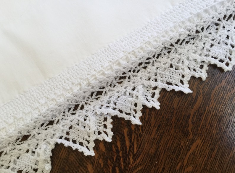 French Country Vintage Pillow Case Wide Crochet Trim Cottage Style Vintage Gift Farmhouse Decor Vintage Bed Linens Interior Decorate