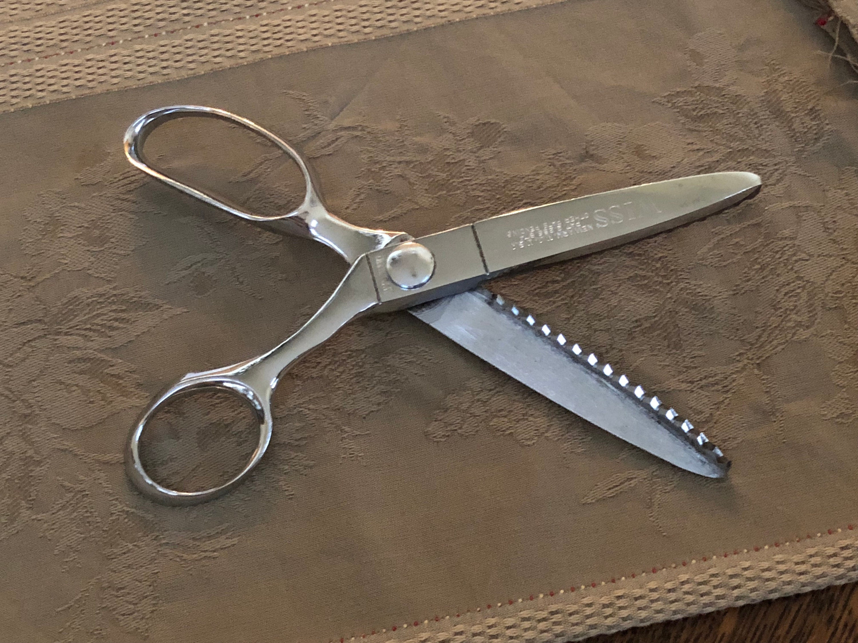 Vintage Wiss Pinking Shears CB7 Black Handles - Sharp Fabric Zigzag Scissors