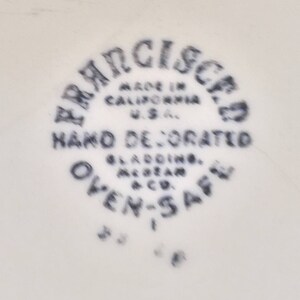 Pu&ograve; includere: Un piatto in ceramica bianca con un logo in bianco e nero che recita "FRANCISCO MADE IN CALIFORNIA U.S.A. HAND DECORATED GLADING-MCMEAN & CO. OVEN-SAFE".