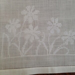 Vintage Linens, Floral Hand Embroidered Table Runner, Gift For Mom, Cottage Style, Country House, Garden Party, Collectible Linens, Gift