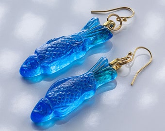 Boucles d’oreilles poisson suédois framboise bleue en verre