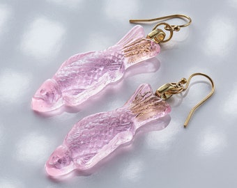 Boucles d’oreilles de poisson suédois limonade rose en verre