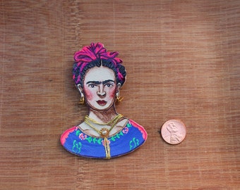 Artista mexicana con vestido azul