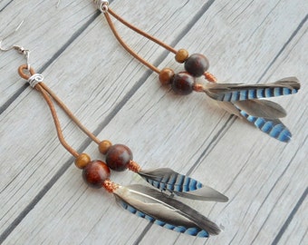 Kolczyki z piórami niebieskie ptasie pióra Jay brązowe skórzane drewniane koraliki boho biżuteria damska artystyczna ręcznie robiona biżuteria cygańska indiańska