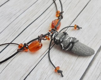 Leren halsketting Dames heren tribale sieraad met draad en leer omwikkelde grijze steenhanger handgemaakte sieraad unisex bohemien sieraden