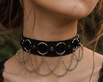 Handmade Black Leather Choker with Metal Rings and Chains – Gothic Necklace – Statement Jewelry – Unisex