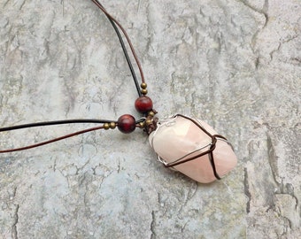 Wisiorek z kwarcu różowego, skórzany naszyjnik, ręcznie robiona biżuteria damska, uzdrawiająca biżuteria z kamieni szlachetnych. Styl boho, moda, wyjątkowe prezenty, brązowa skóra