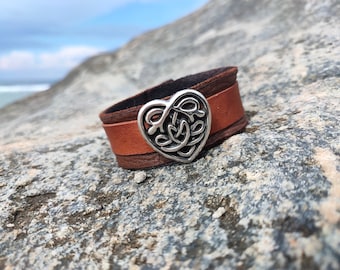 Bracciale in vera pelle Polsino Gioielli Celtic Cuore Fatto a mano Gioielli Marrone Naturale Oggetto alla moda Tough Cool Regalo unico Boho Style