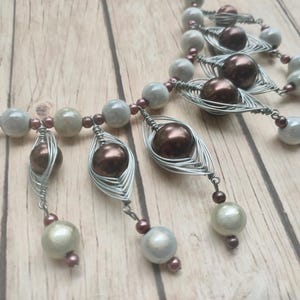Colar statement artesanal em marrom e branco – Miçangas Wonder Beads e miçangas com arame – Joias artísticas femininas imagem 8