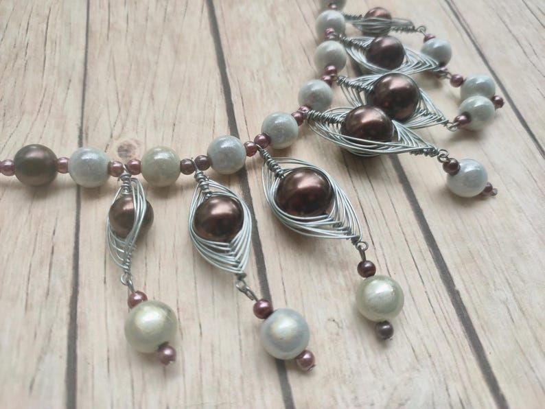 Colar statement artesanal em marrom e branco – Miçangas Wonder Beads e miçangas com arame – Joias artísticas femininas imagem 8