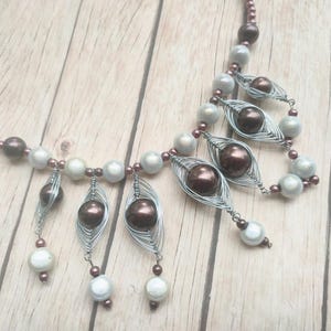 Colar statement artesanal em marrom e branco – Miçangas Wonder Beads e miçangas com arame – Joias artísticas femininas imagem 12