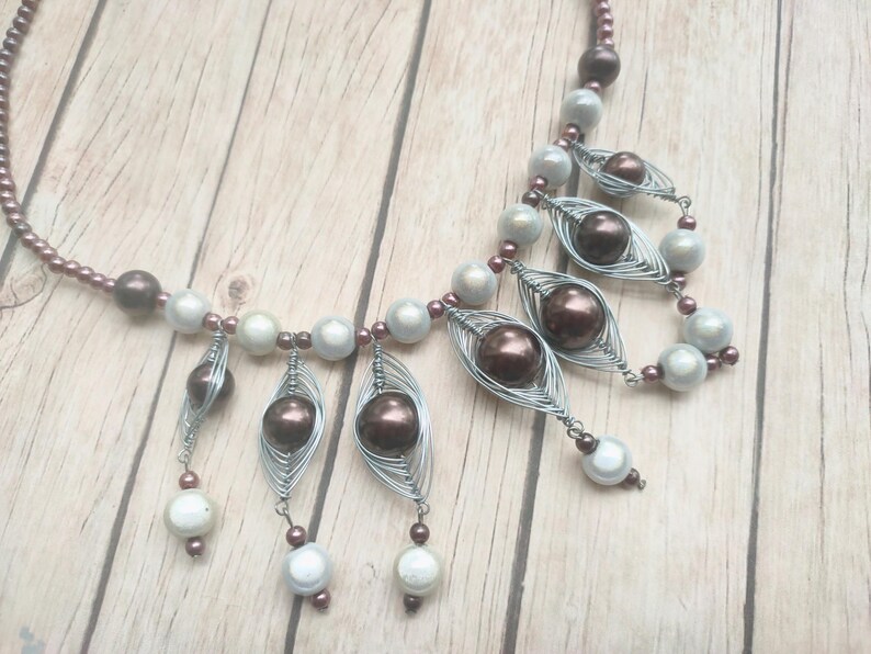 Colar statement artesanal em marrom e branco – Miçangas Wonder Beads e miçangas com arame – Joias artísticas femininas imagem 12