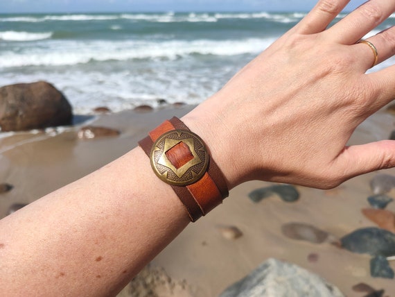 Leren armband manchet sieraad handgemaakte sieraden bronzen concho naturel bruin trendy item stoere coole echt leer armband uniek cadeau