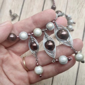 Colar statement artesanal em marrom e branco – Miçangas Wonder Beads e miçangas com arame – Joias artísticas femininas imagem 11