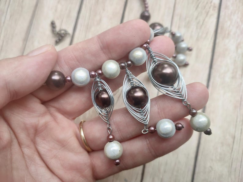 Colar statement artesanal em marrom e branco – Miçangas Wonder Beads e miçangas com arame – Joias artísticas femininas imagem 11