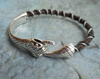 Pulseira Ouroboros em couro marrom, unissex, feita à mão, com fecho em formato de cobra píton e arame. Presente exclusivo.