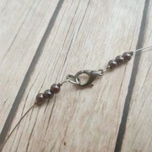 Colar statement artesanal em marrom e branco – Miçangas Wonder Beads e miçangas com arame – Joias artísticas femininas imagem 13