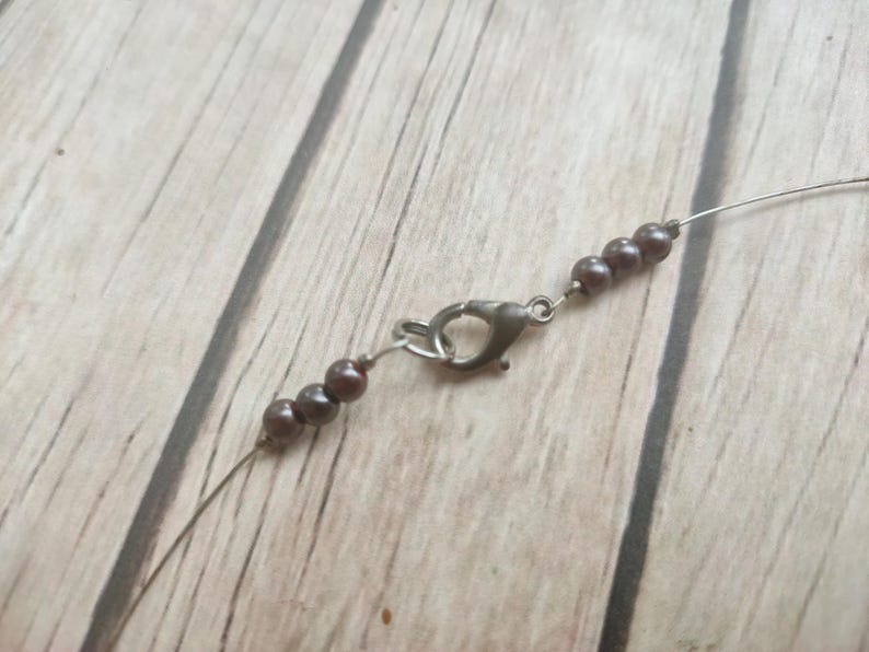Colar statement artesanal em marrom e branco – Miçangas Wonder Beads e miçangas com arame – Joias artísticas femininas imagem 13