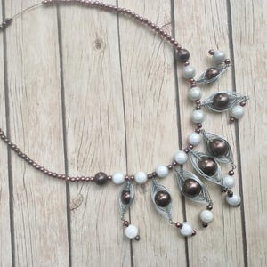 Colar statement artesanal em marrom e branco – Miçangas Wonder Beads e miçangas com arame – Joias artísticas femininas imagem 9