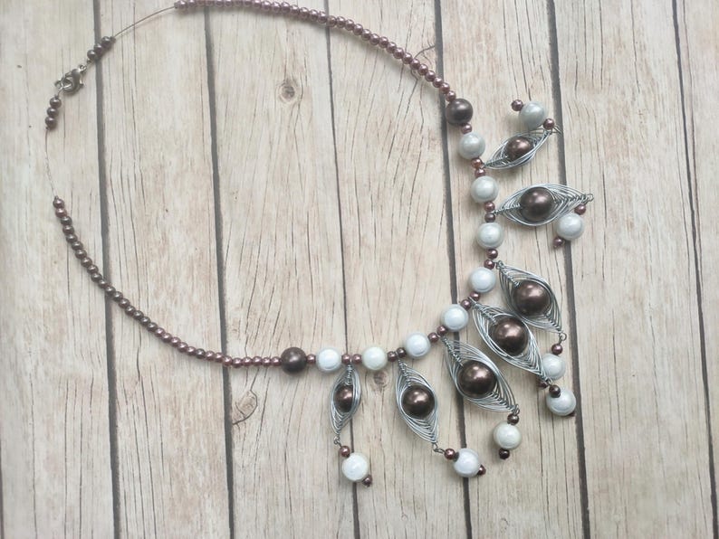 Colar statement artesanal em marrom e branco – Miçangas Wonder Beads e miçangas com arame – Joias artísticas femininas imagem 9