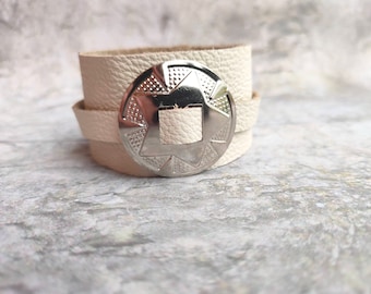 Bracciale rigido in pelle color bianco sporco con concho, gioielli fatti a mano, gioielli in stile gotico, blu, regalo unico, gioielli alla moda, pelle riciclata