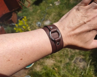 Brown leather cuff bracelet metal ring handmade jewelry gothic style jewelry chocolate brown metal unique gift fashion jewelery