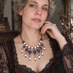 Colar statement artesanal em marrom e branco – Miçangas Wonder Beads e miçangas com arame – Joias artísticas femininas imagem 3