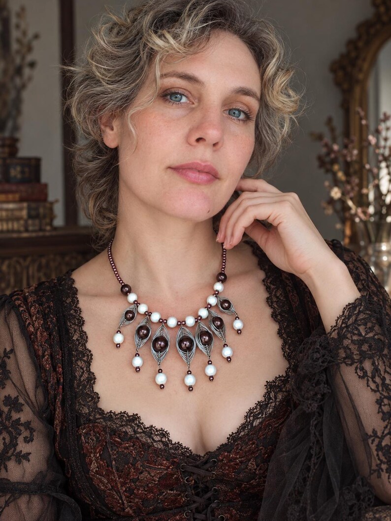 Colar statement artesanal em marrom e branco – Miçangas Wonder Beads e miçangas com arame – Joias artísticas femininas imagem 3