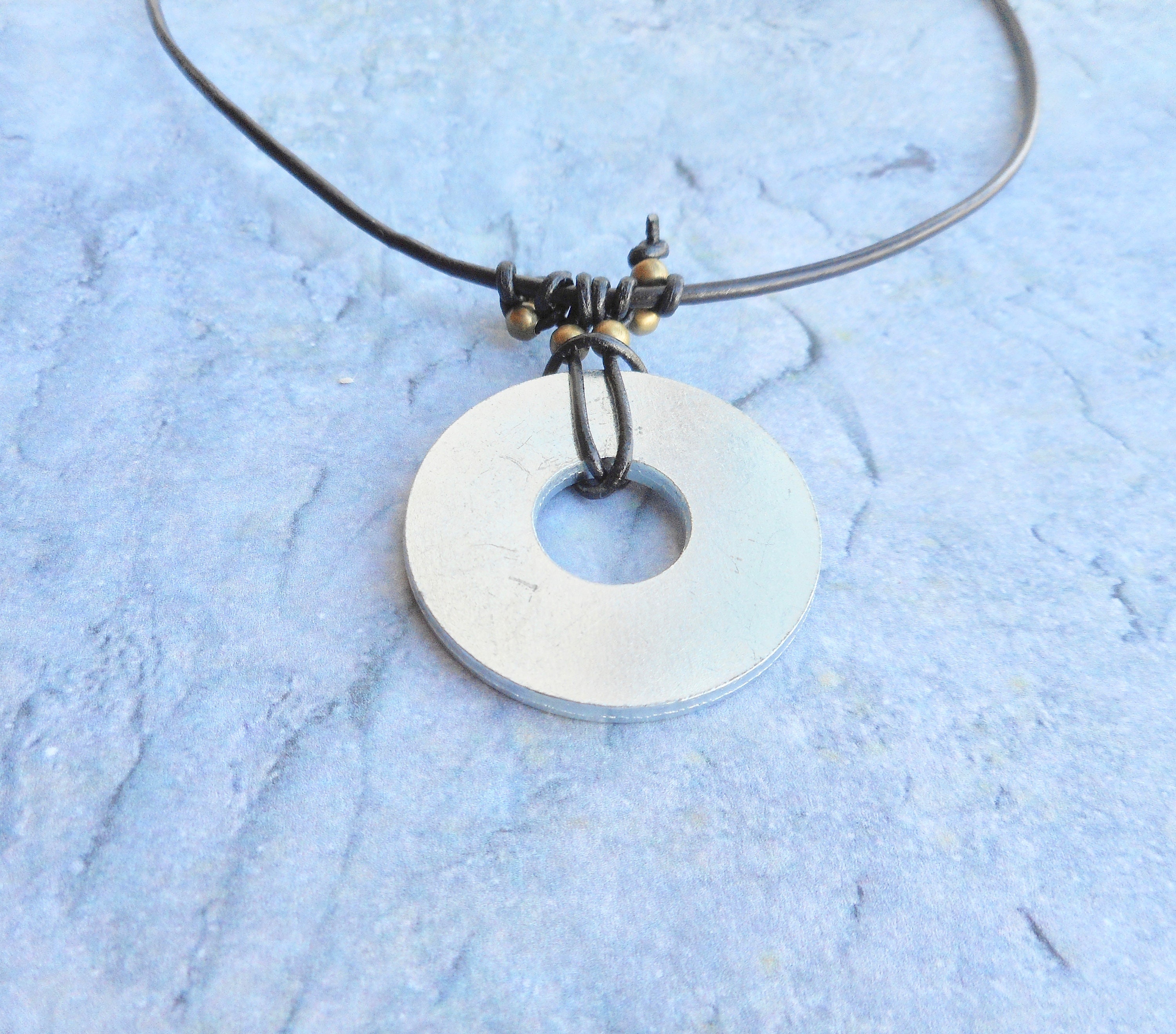 Collier Unisexe En Cuir Marron Avec Pendentif Plaque Métal Argenté - Acier Inoxydable - Neuf Avec étiquettes