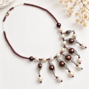Colar statement artesanal em marrom e branco – Miçangas Wonder Beads e miçangas com arame – Joias artísticas femininas imagem 1