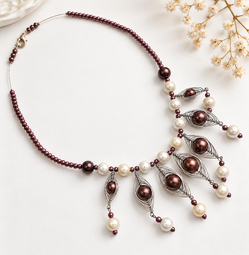 Colar statement artesanal em marrom e branco – Miçangas Wonder Beads e miçangas com arame – Joias artísticas femininas imagem 1